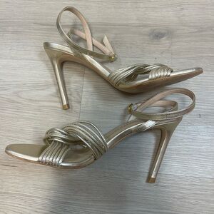 Stuart Weitzman Twist Sleek 95 Sandal in Platino Gold size 10